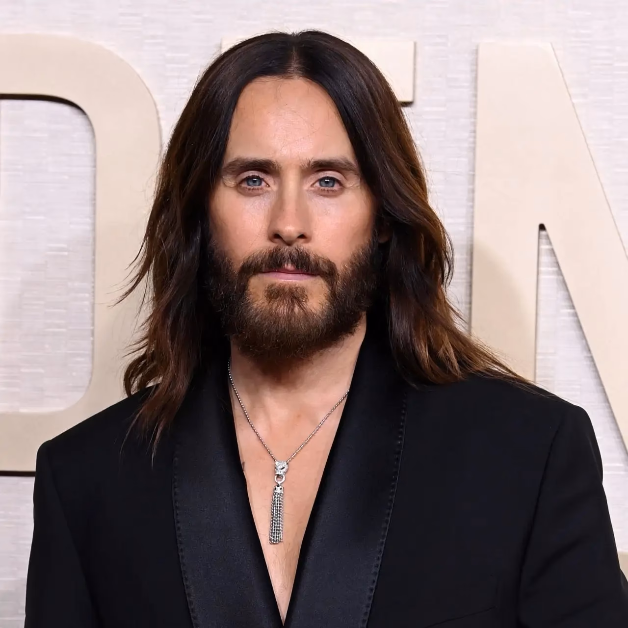 ¿Cómo es el pelo liso en hombres?