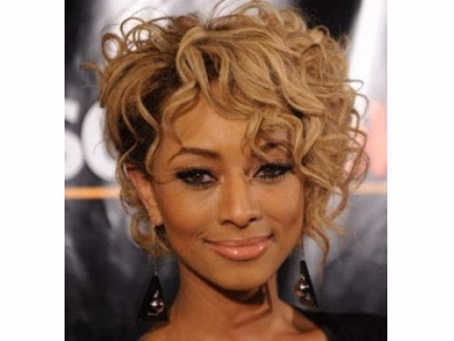 ¿Qué corte de pelo se adapta a una cara alargada femenina?