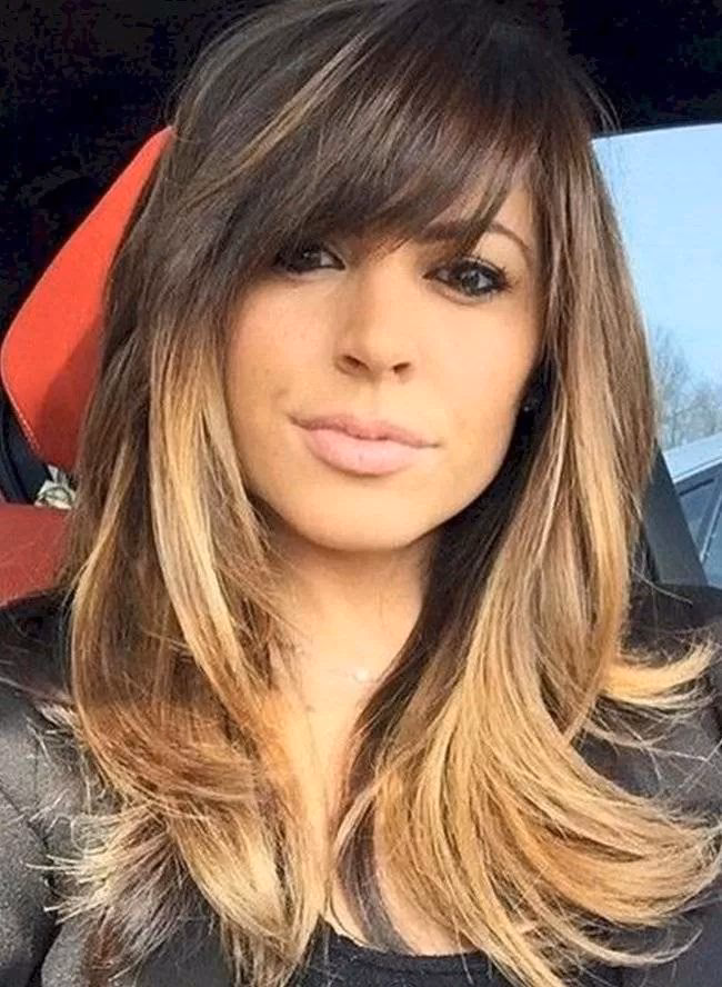 ¿Cómo llevar flequillo con pelo largo?