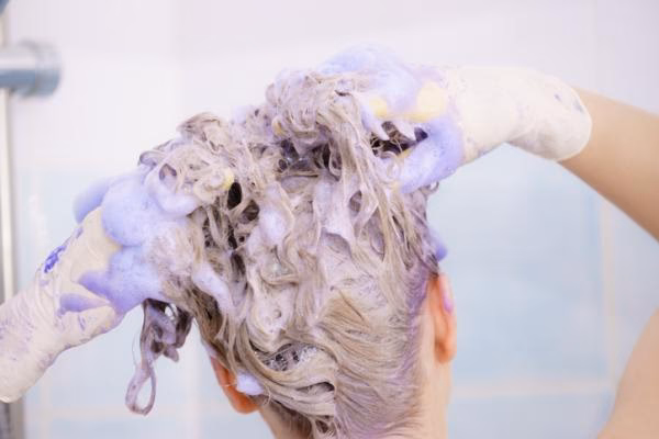 ¿Cómo puedo cuidar mi cabello gris?