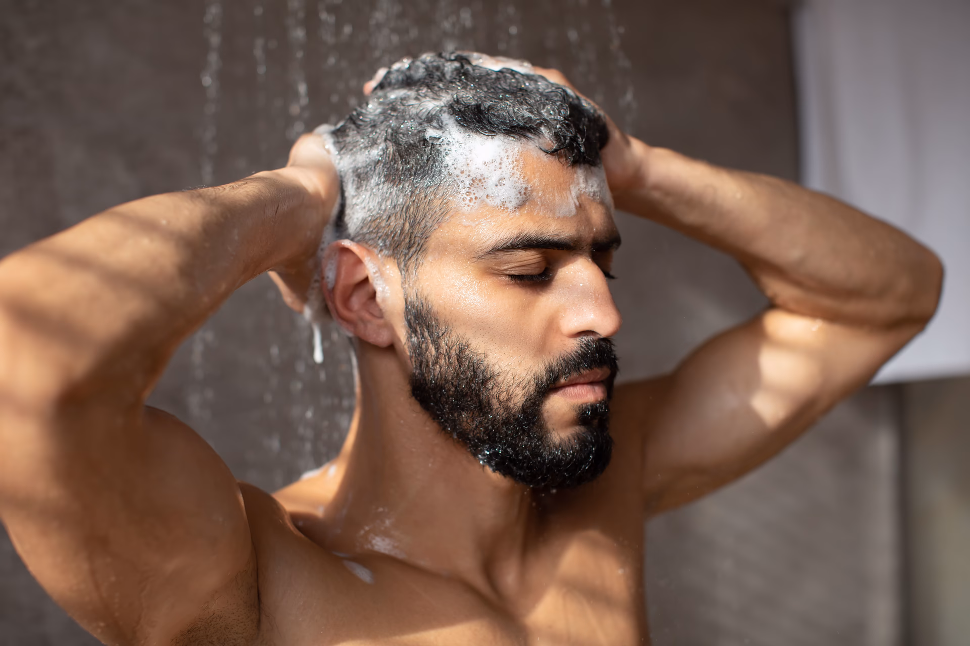 ¿Cuál debe ser la rutina de cuidado del cabello para los hombres?