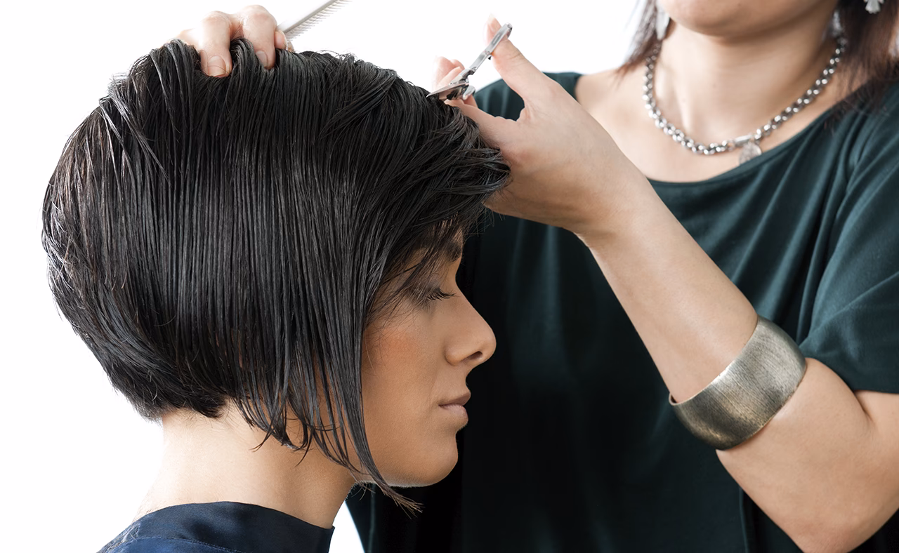 ¿Cuánto se cobra por un corte de cabello de mujer?