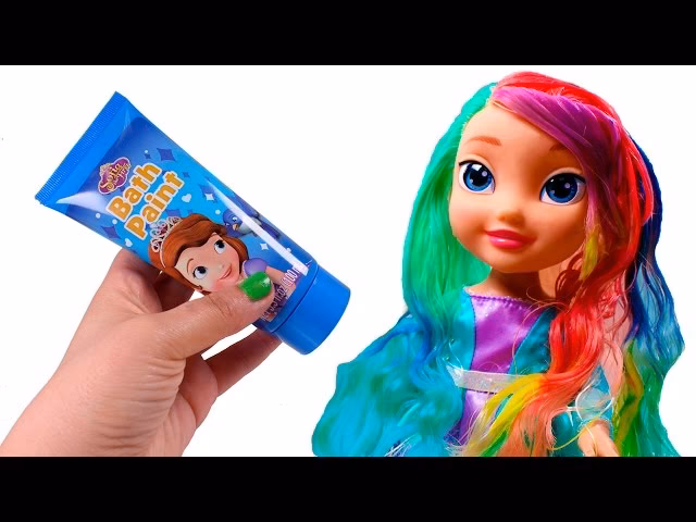 ¿El cabello de Elsa es blanco o amarillo?