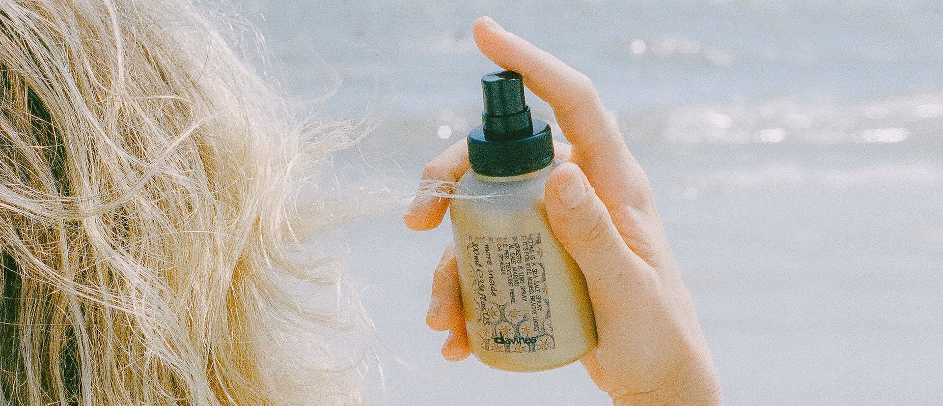 ¿Qué le hace el agua de mar al cabello decolorado?