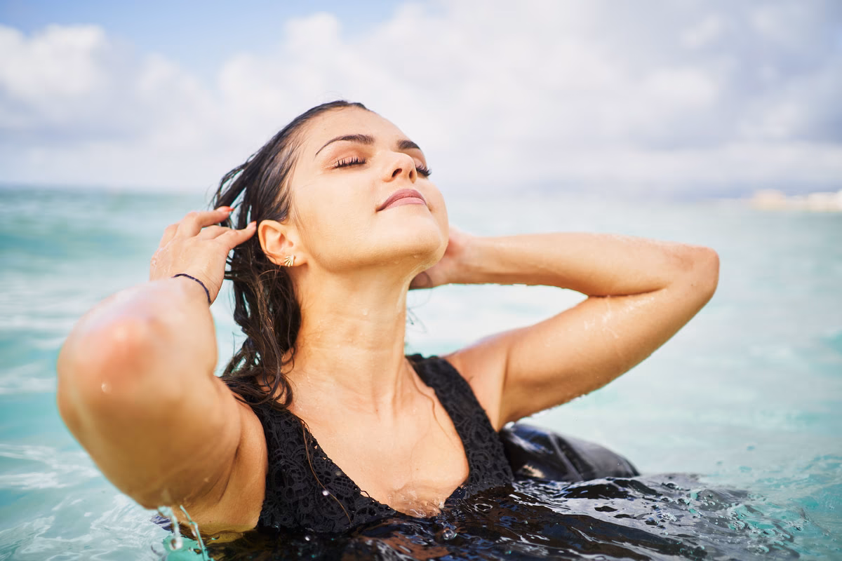 ¿El agua del mar hace crecer el cabello?