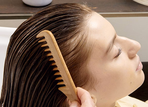 ¿El jugo de limón tiñe el cabello?