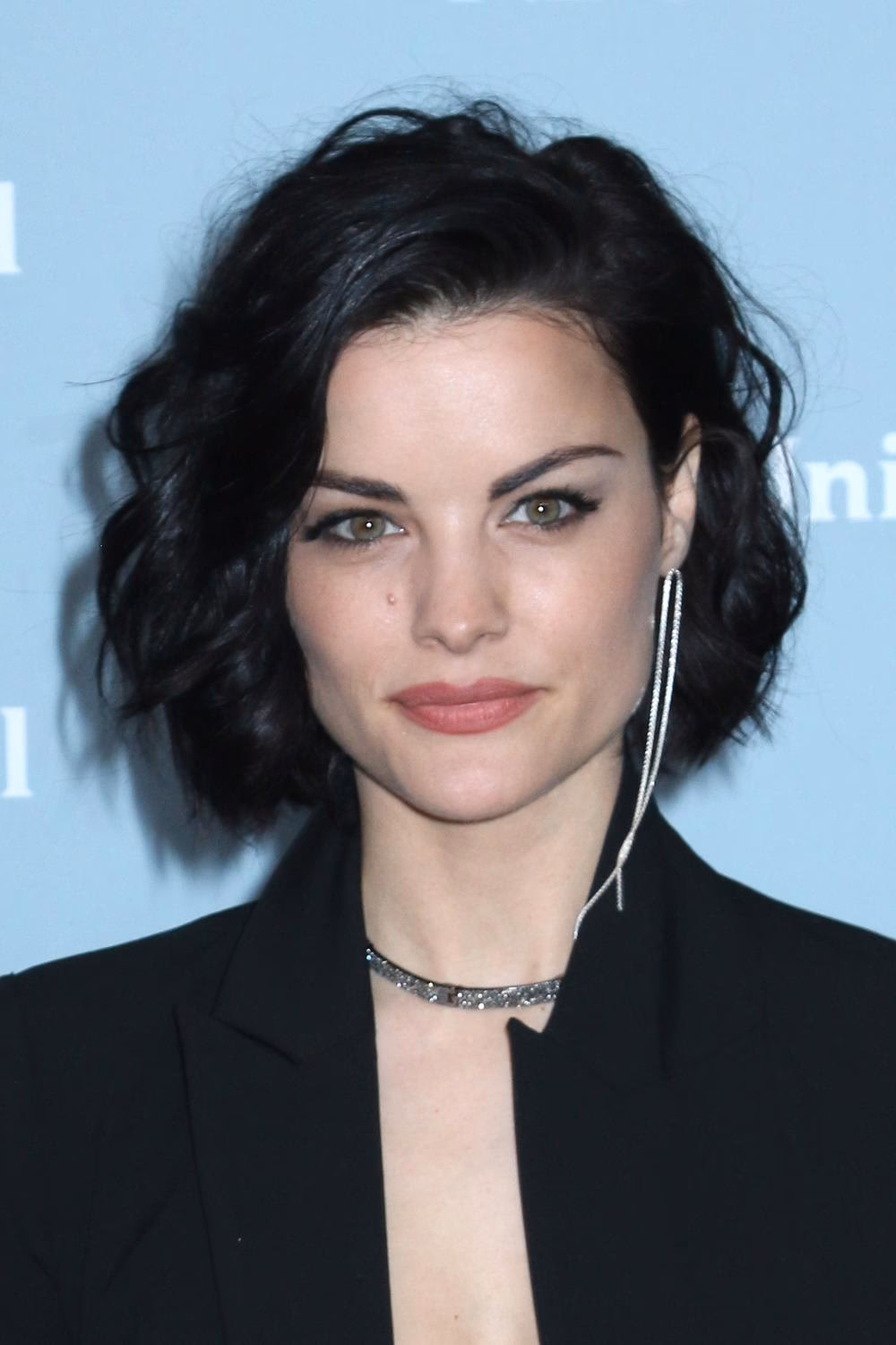 ¿Qué tono de cabello negro combina con la piel clara?