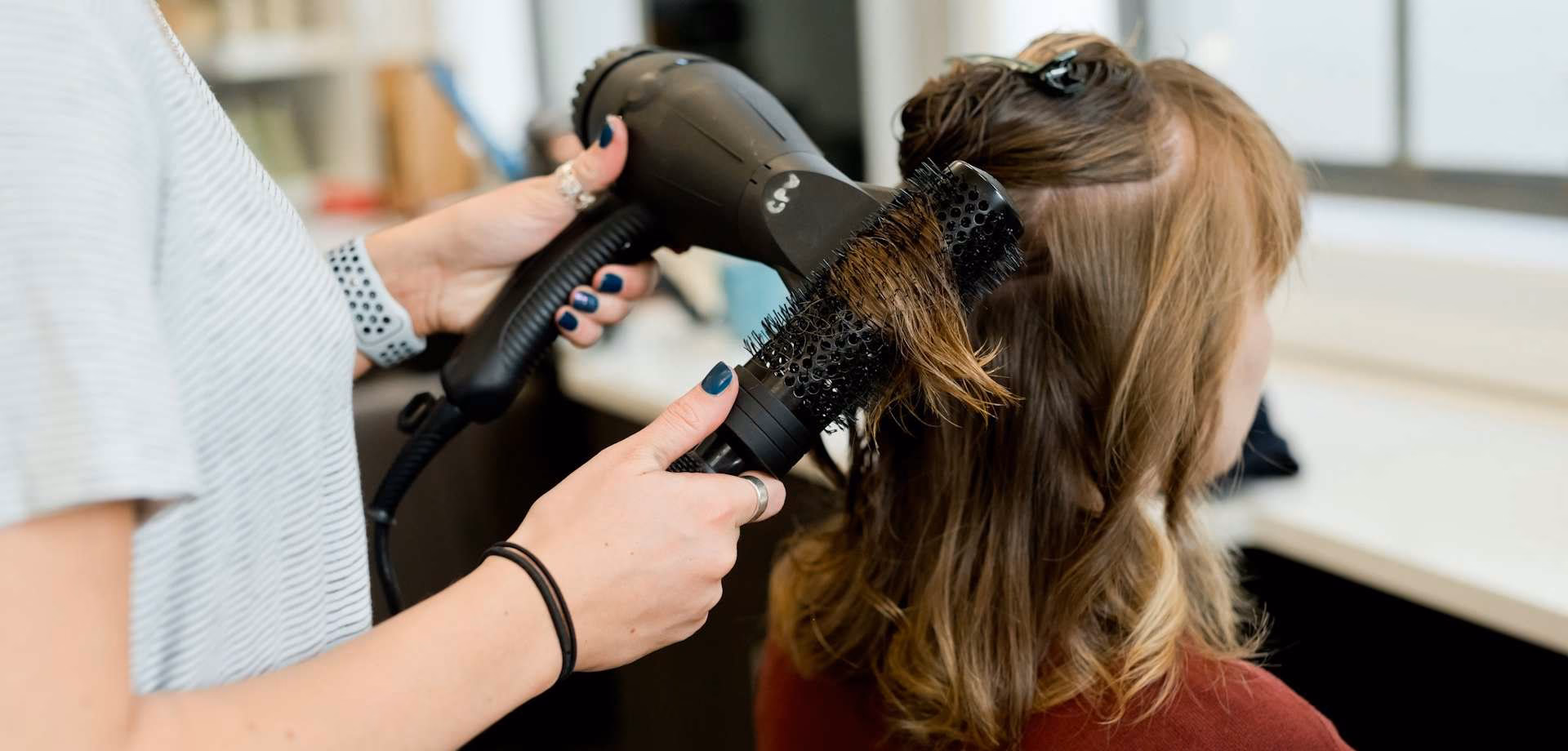 ¿Qué maltrata más el cabello, la plancha o la secadora?
