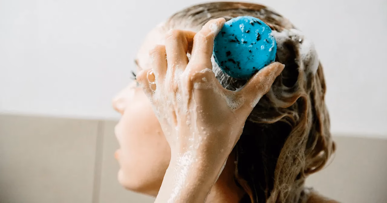 ¿Qué pasa si te lavas el pelo cuando estás menstruando?