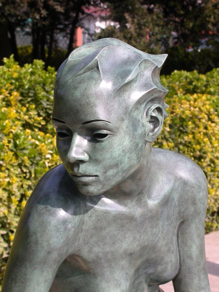 ¿Dónde se exhibe la escultura Cabeza de mujer con cabello?