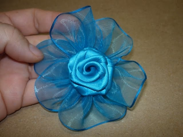 ¿Cómo se llaman las flores que se ponen en el pelo?