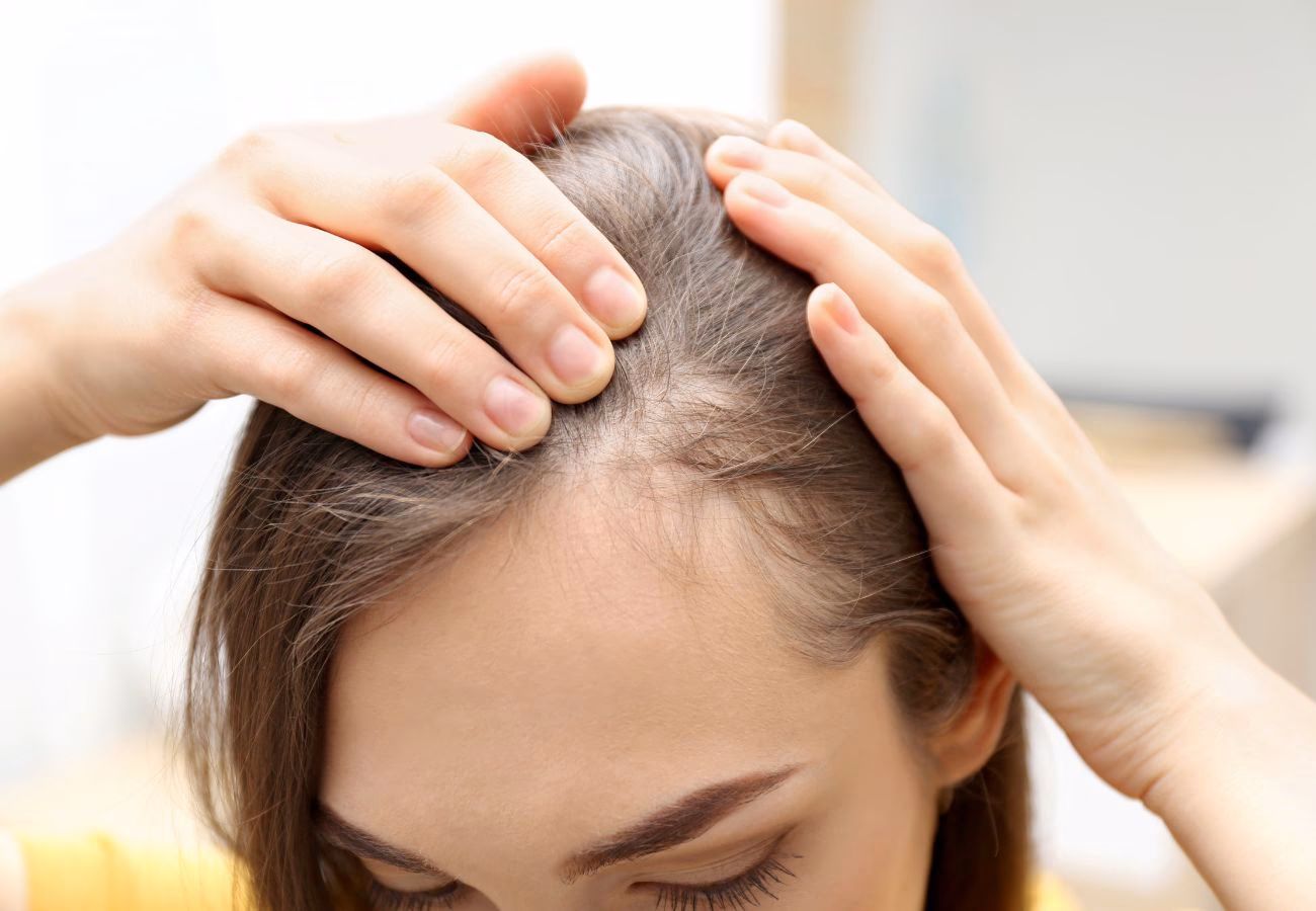 ¿Qué causa la fricción en el cabello?