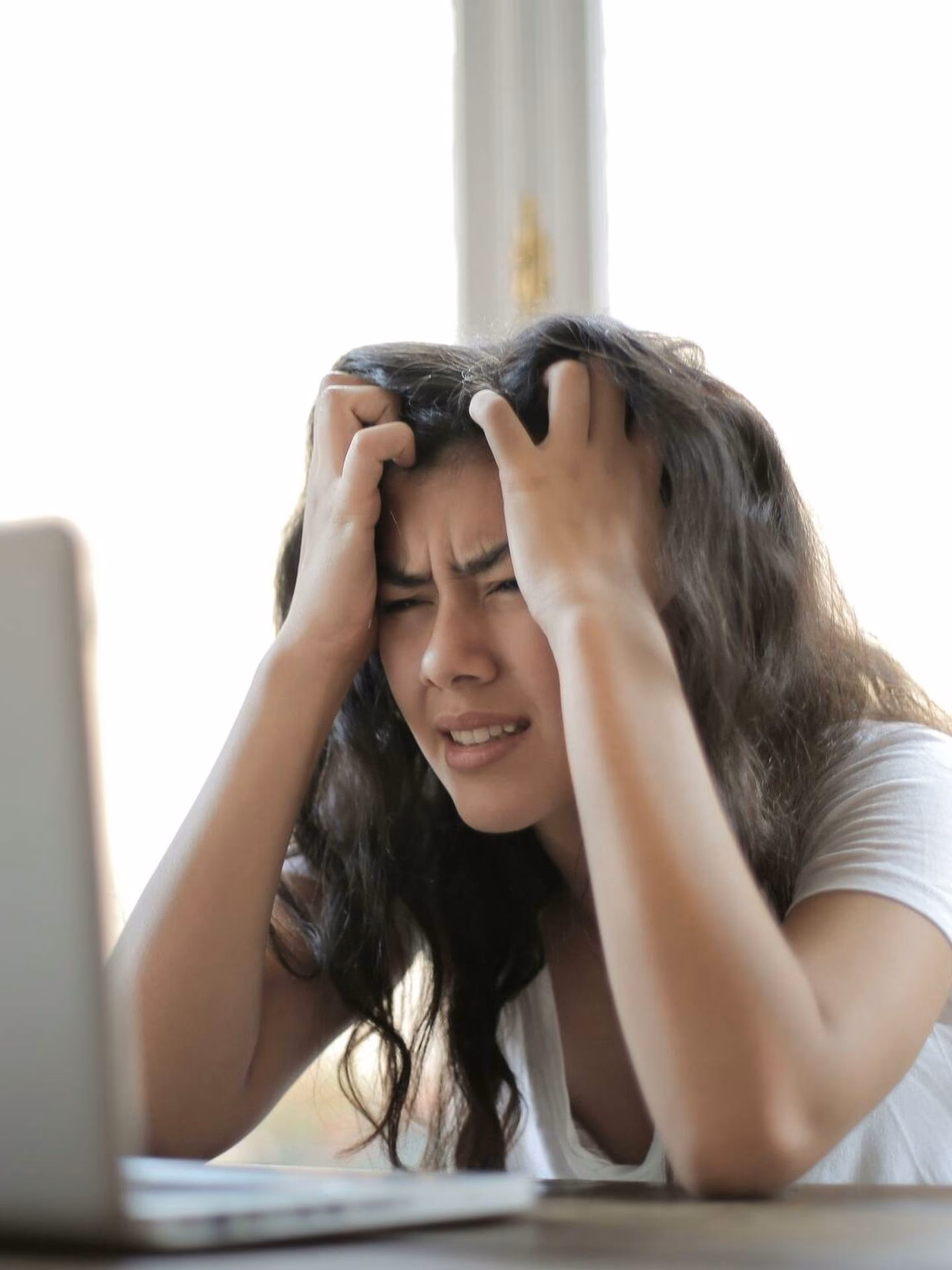 ¿Qué significa el gesto de jugar con el cabello?