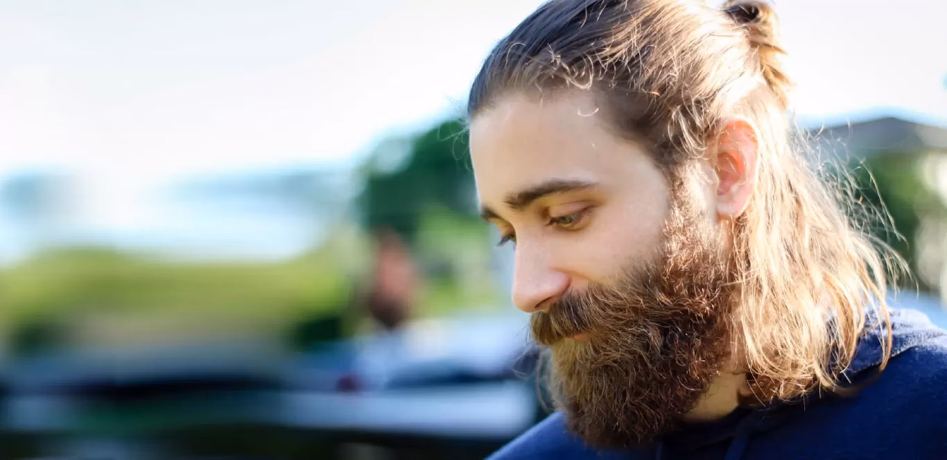 ¿Cuál es la historia del cabello largo en los hombres?