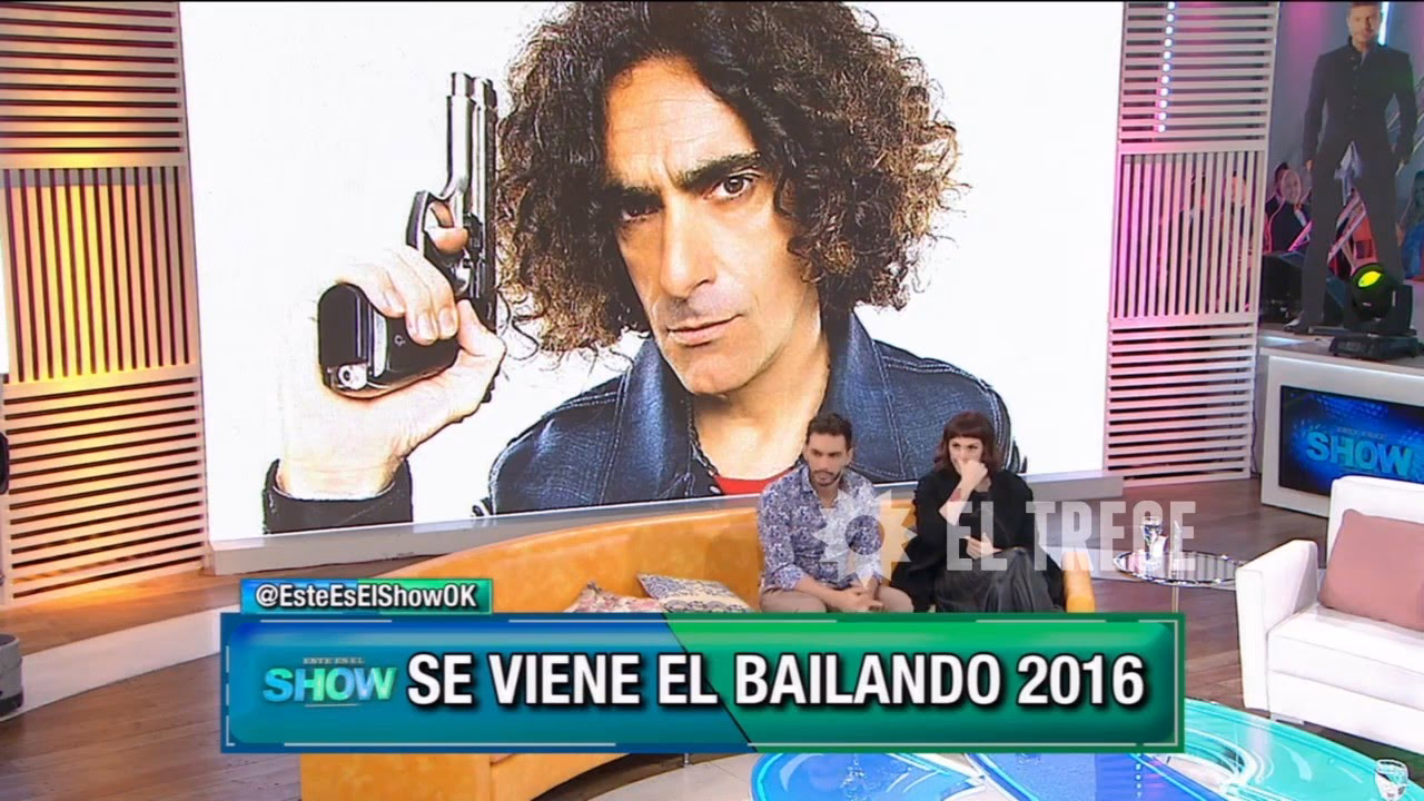 ¿Cómo se llama el comediante de cabello largo y lentes?