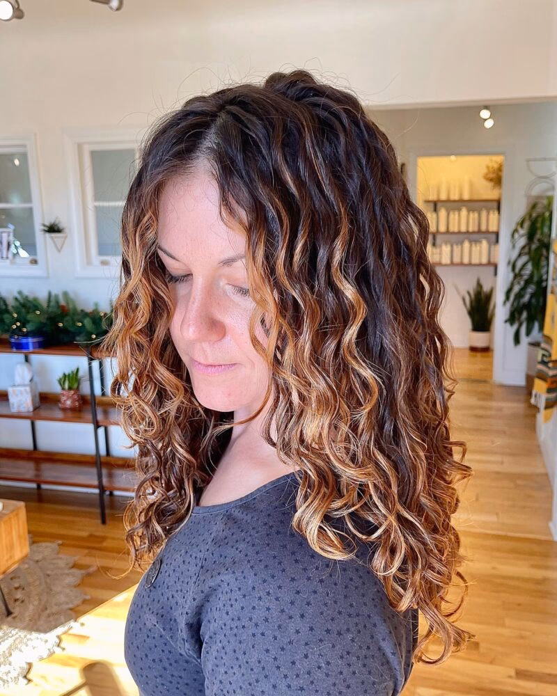 ¿Cómo hacer que mis rizos se vean brillantes?