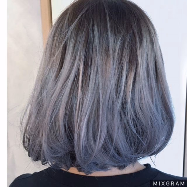¿Qué reflejos de color quedan mejor en el cabello gris?