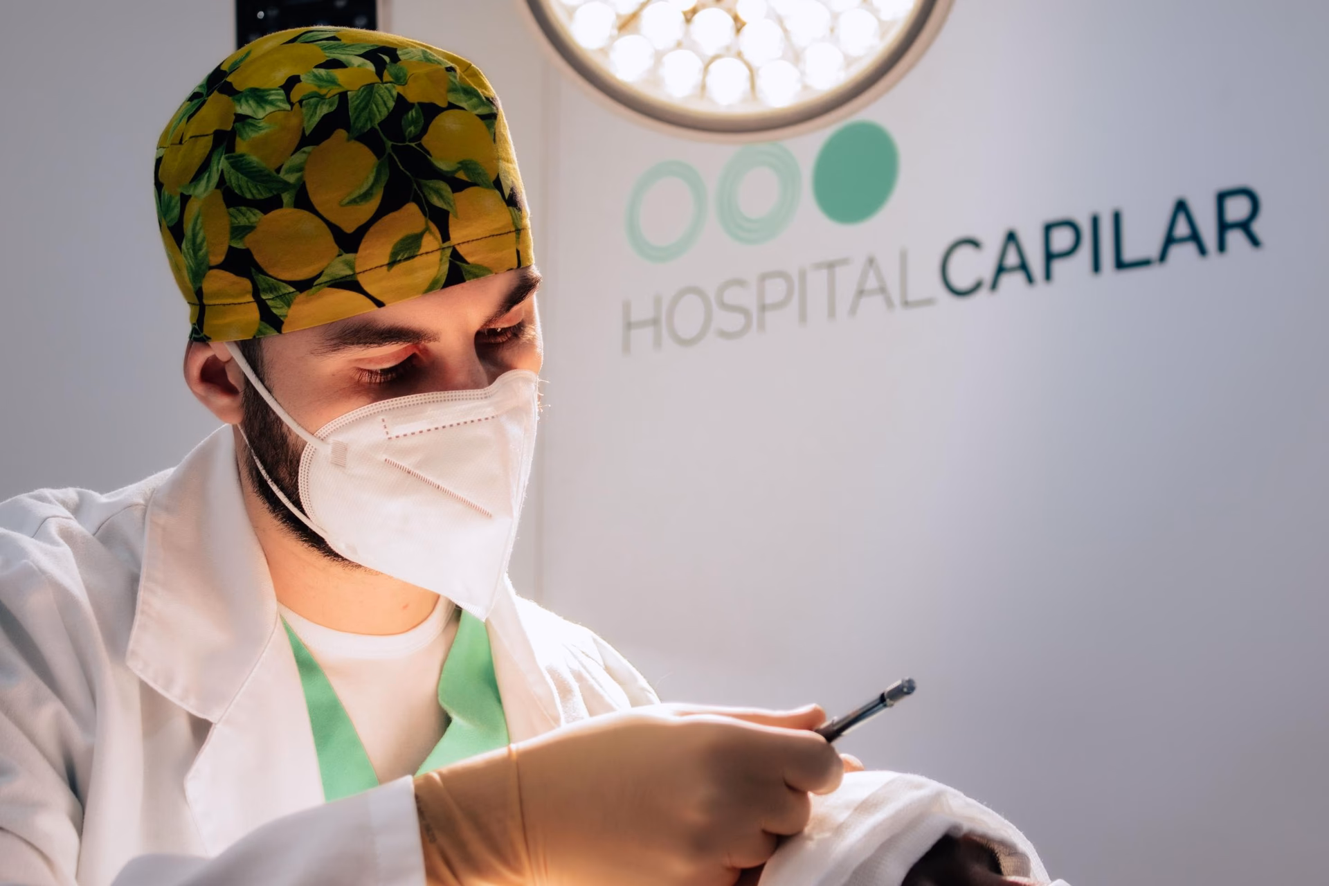 ¿Puede una persona con VIH recibir un trasplante de cabello?