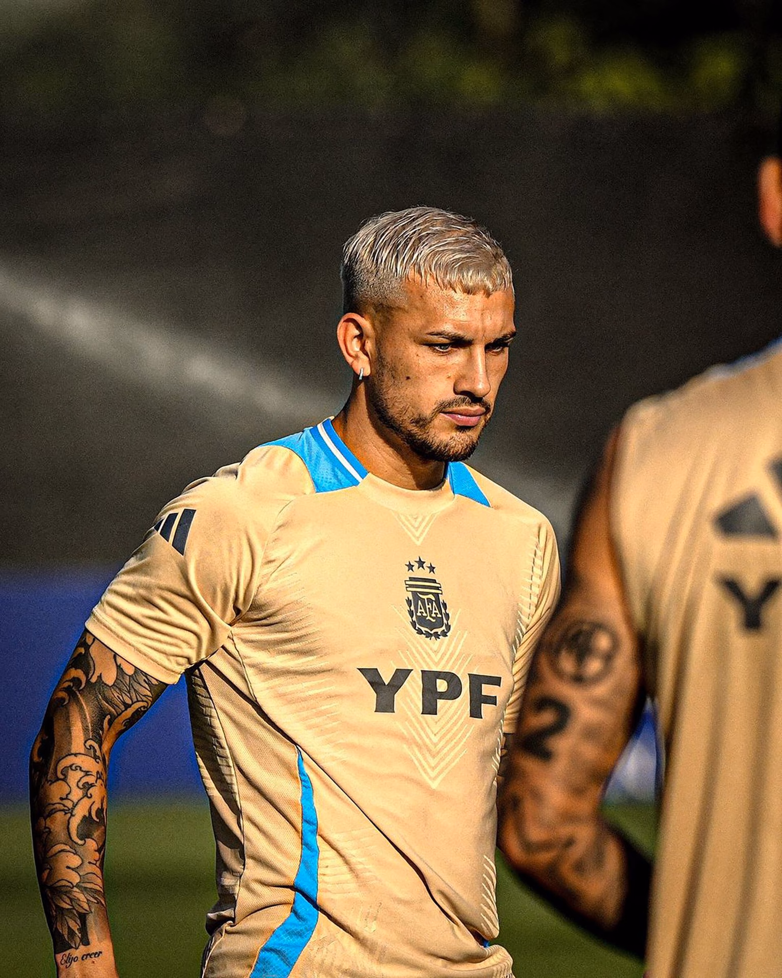 ¿Quién es el futbolista colombiano de gran cabello rubio?