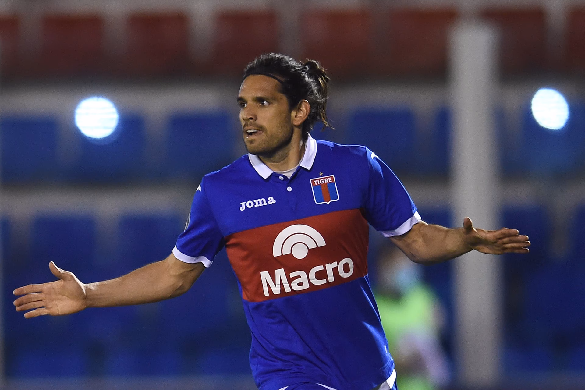 ¿Cómo se llama el delantero de tigres?