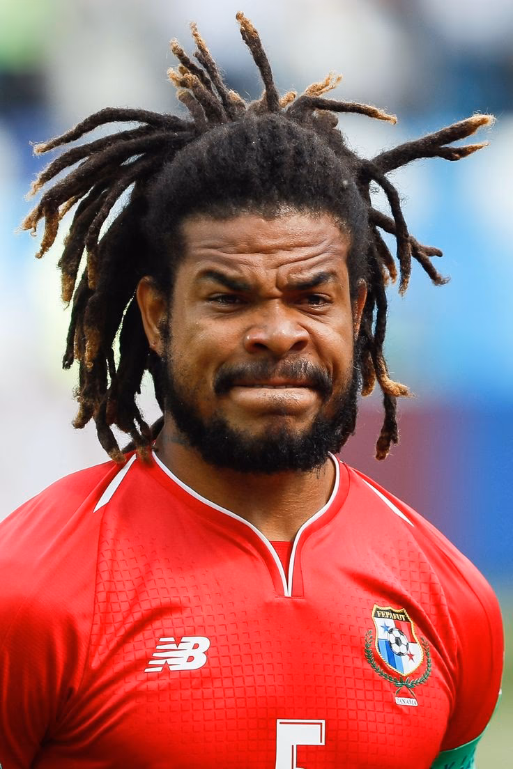 ¿Quién es el jugador de fútbol con el pelo más largo?