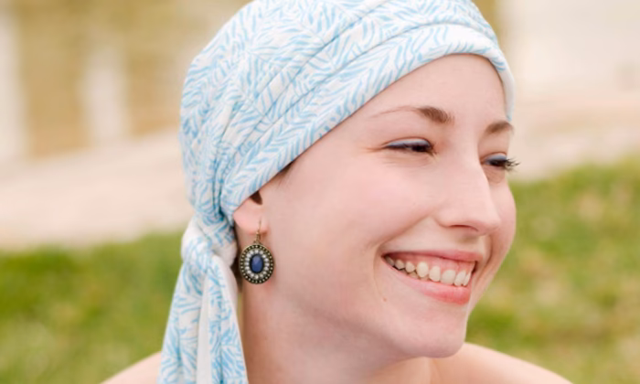 ¿Qué casco podría ayudar a detener la caída del cabello durante el tratamiento del cáncer?