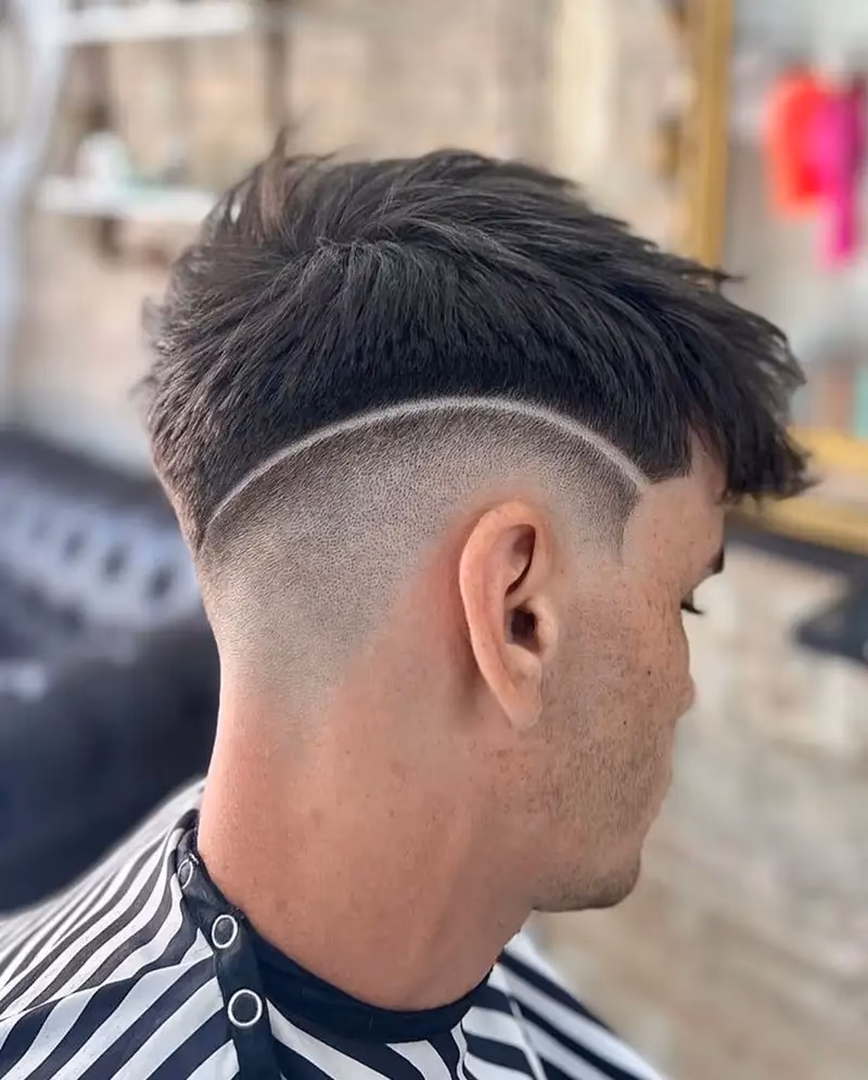 ¿Cómo se llaman las líneas afeitadas en el cabello de los hombres?