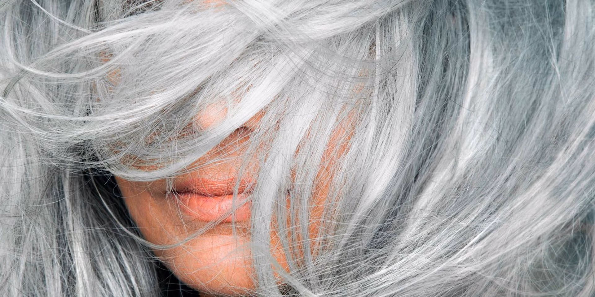 ¿Los reflejos rubios quedan bien en el cabello gris?