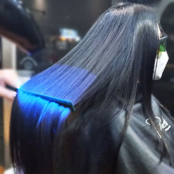 ¿Qué hace la luz azul en el cabello?