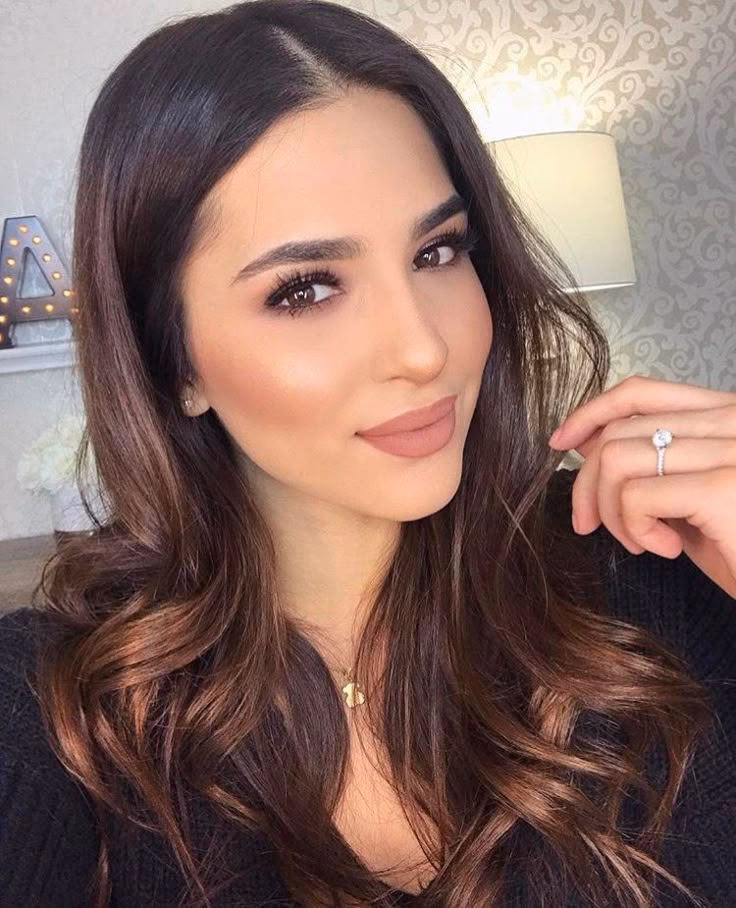 ¿Qué maquillaje favorece al cabello castaño claro?