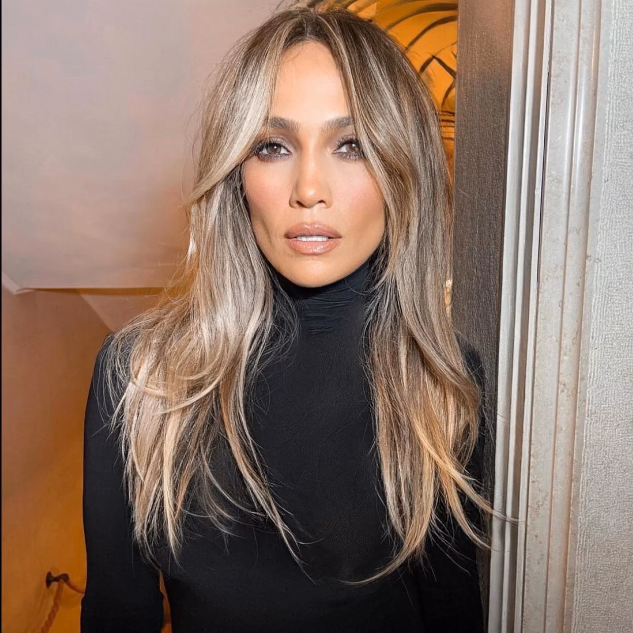 ¿Cómo puedo cubrir las mechas de mi cabello con tinte?