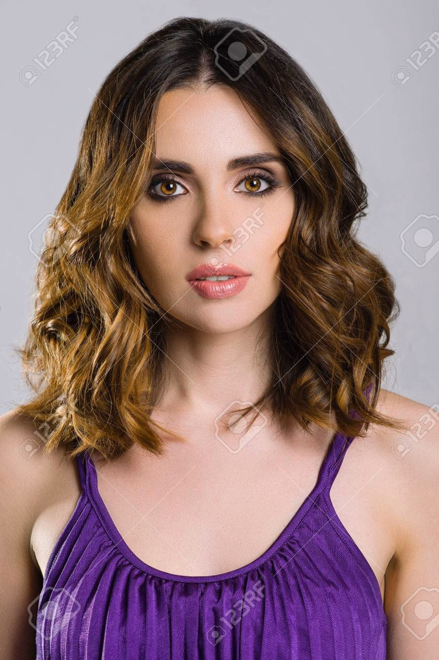 ¿Qué ojos combinan con el cabello castaño claro?