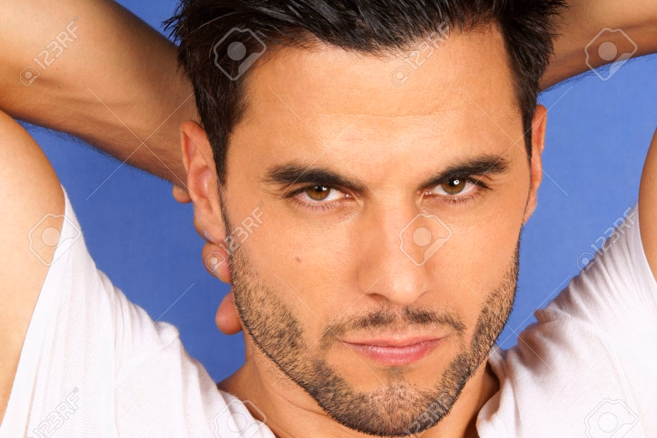 ¿Qué color de ojos combina con el cabello castaño?