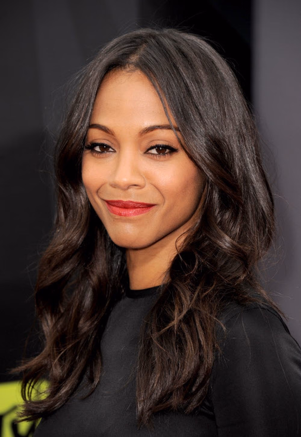 ¿Qué color de pelo resalta los ojos marrones oscuros?