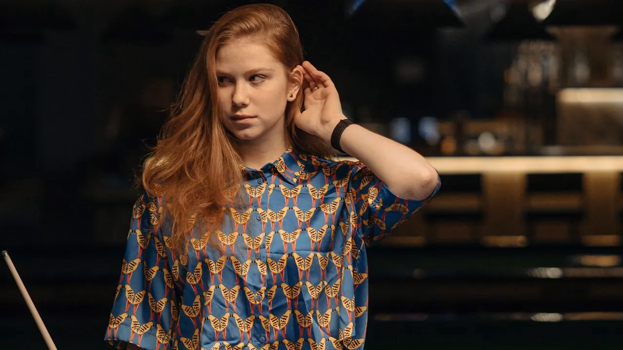 ¿Cuando una mujer mueve su cabello hacia un lado?