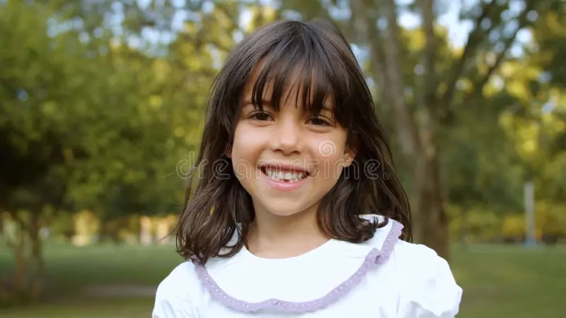 ¿Cómo se llama cuando las niñas tienen el pelo negro?