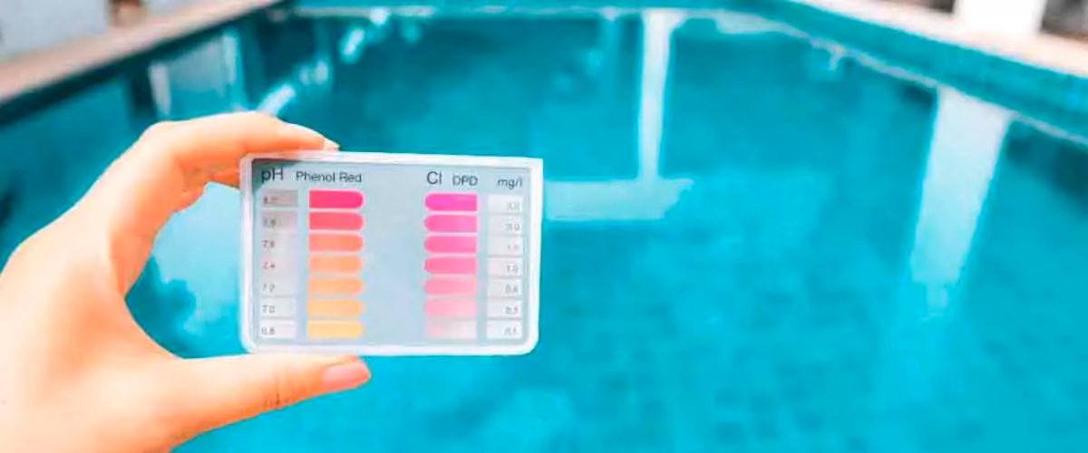 ¿Cuál es el nivel de agua correcto en el skimmer de mi piscina?