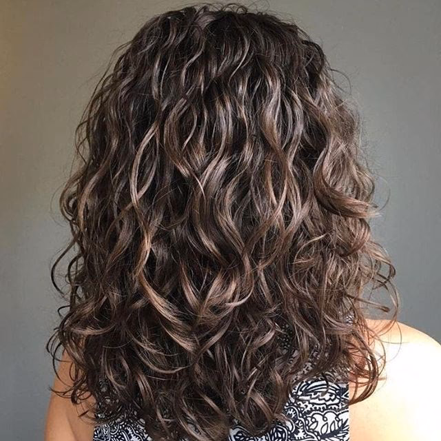 ¿Qué debo poner en mi cabello antes de utilizar una onduladora?