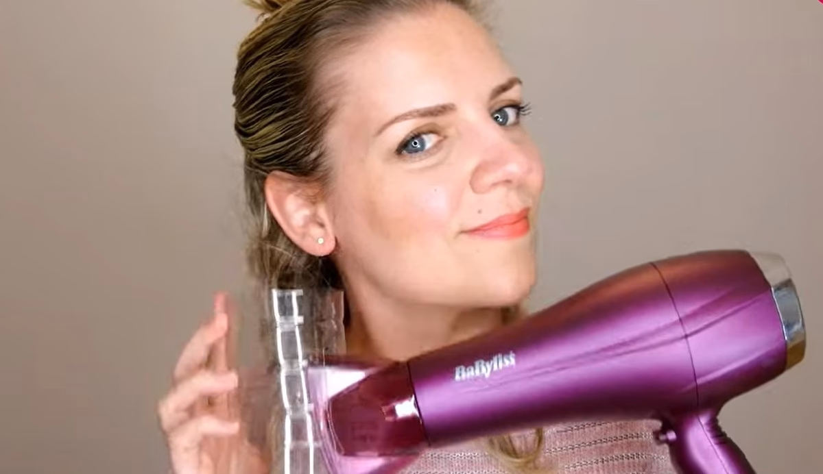 ¿Qué hace una botella de spray para el cabello rizado?