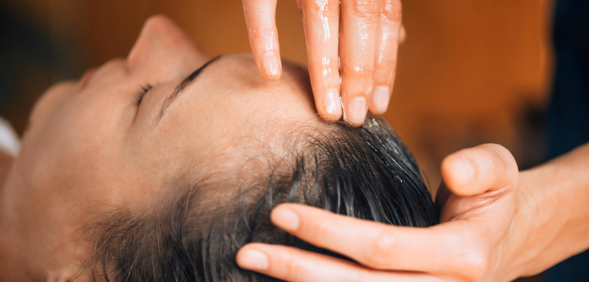 ¿Cuáles son los tres movimientos de masaje que se utilizan al lavar el cabello?