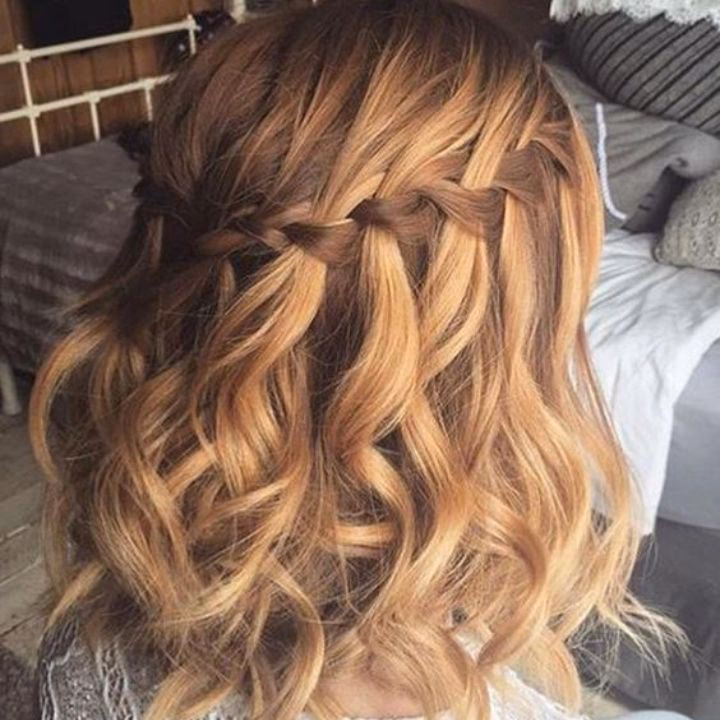 ¿Cómo hago para que mi cabello hasta los hombros se vea desordenado?