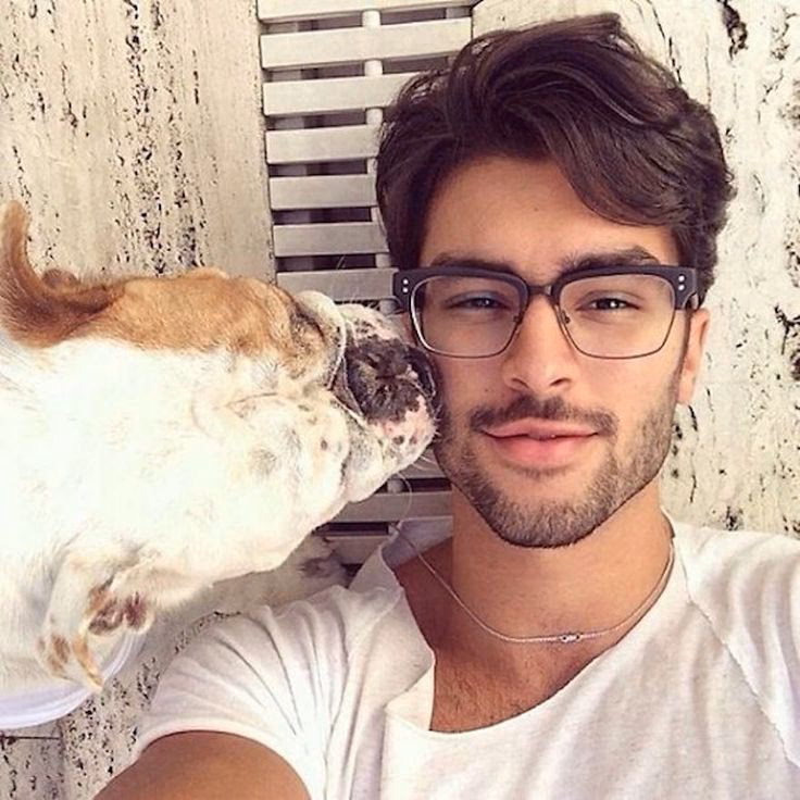 ¿Cómo usar gafas con pelo largo para hombres?