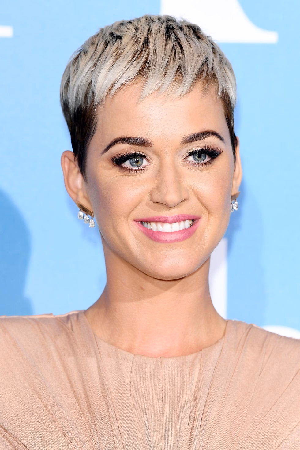 ¿Qué proyecta una mujer con el cabello corto?