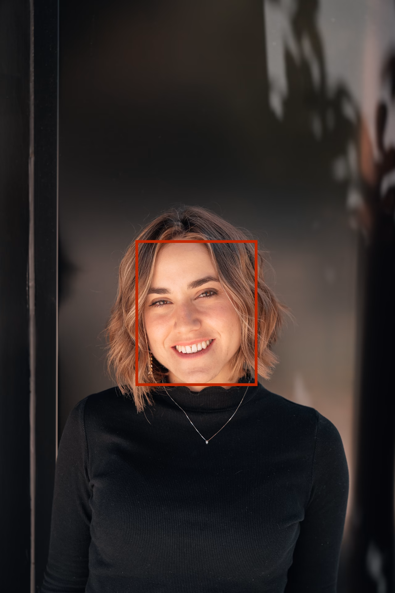 ¿Qué color de cabello favorece a una cara cuadrada?