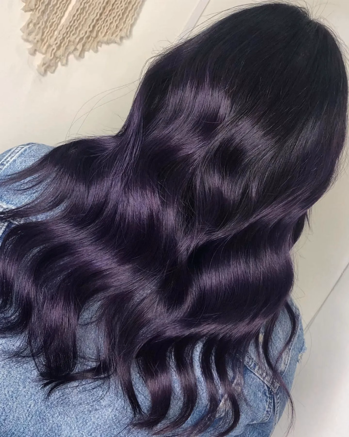 ¿Qué color de cabello negro es ideal para las morenas?