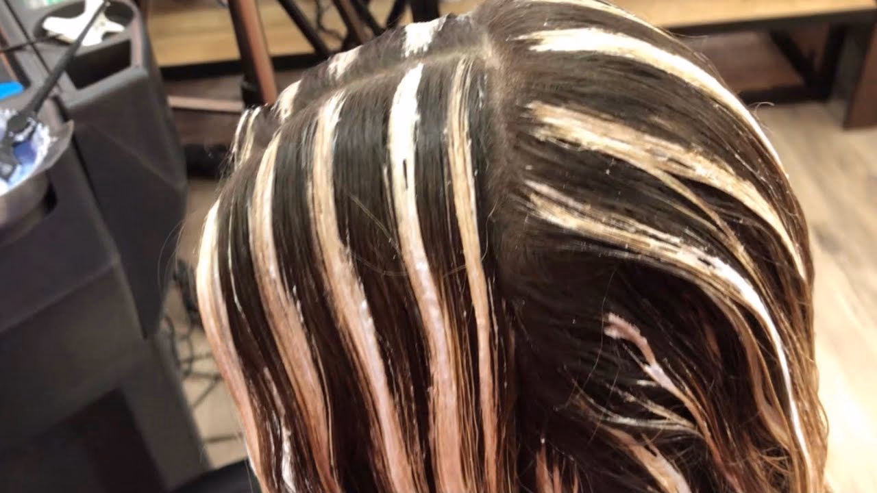 ¿Cómo puedo oscurecer mi cabello muy rubio con mechas?