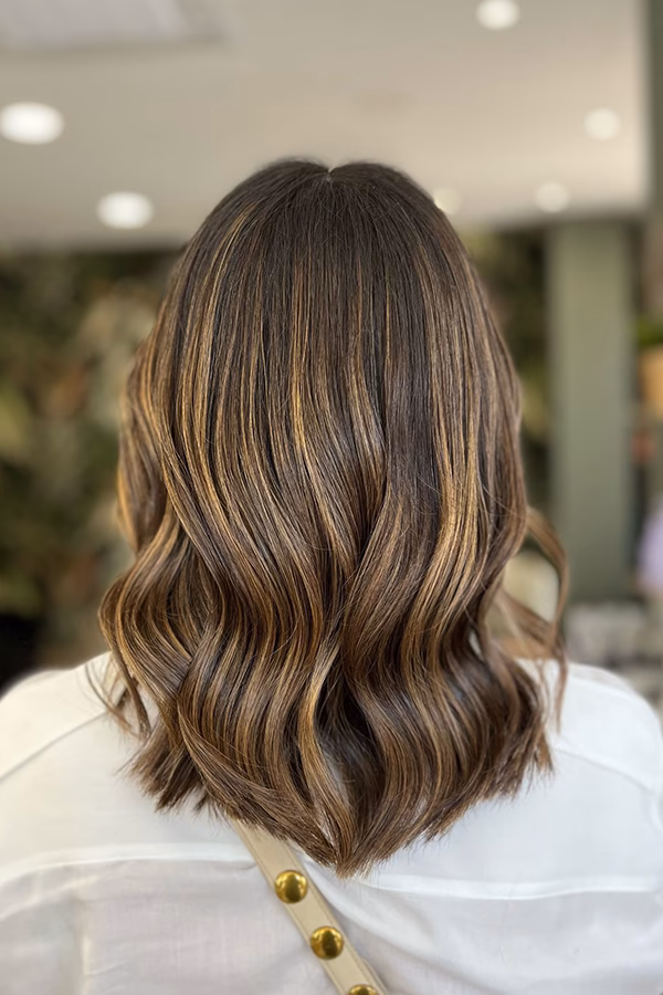 ¿Cómo puedo oscurecer mi cabello muy rubio con mechas?