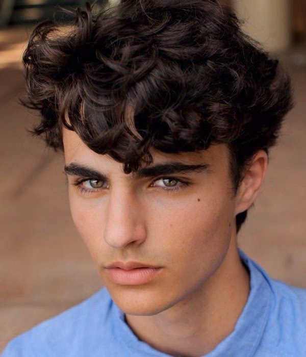 ¿Pueden los hombres tener el pelo castaño?