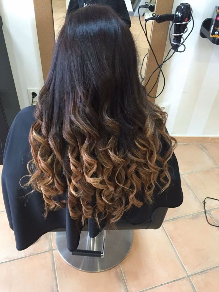 ¿Qué se pone en el cabello suelto con ondas profundas?