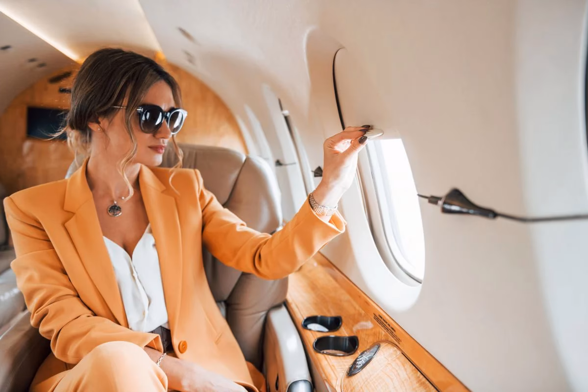 ¿Puedo llevar una plancha de pelo en el avión?